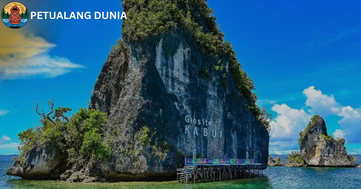 batu pensil teluk kabui Petualang Dunia